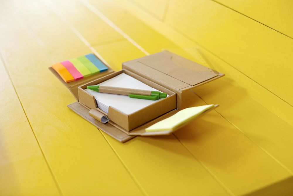 Kartonnen memoblaadjeshouder Glenn