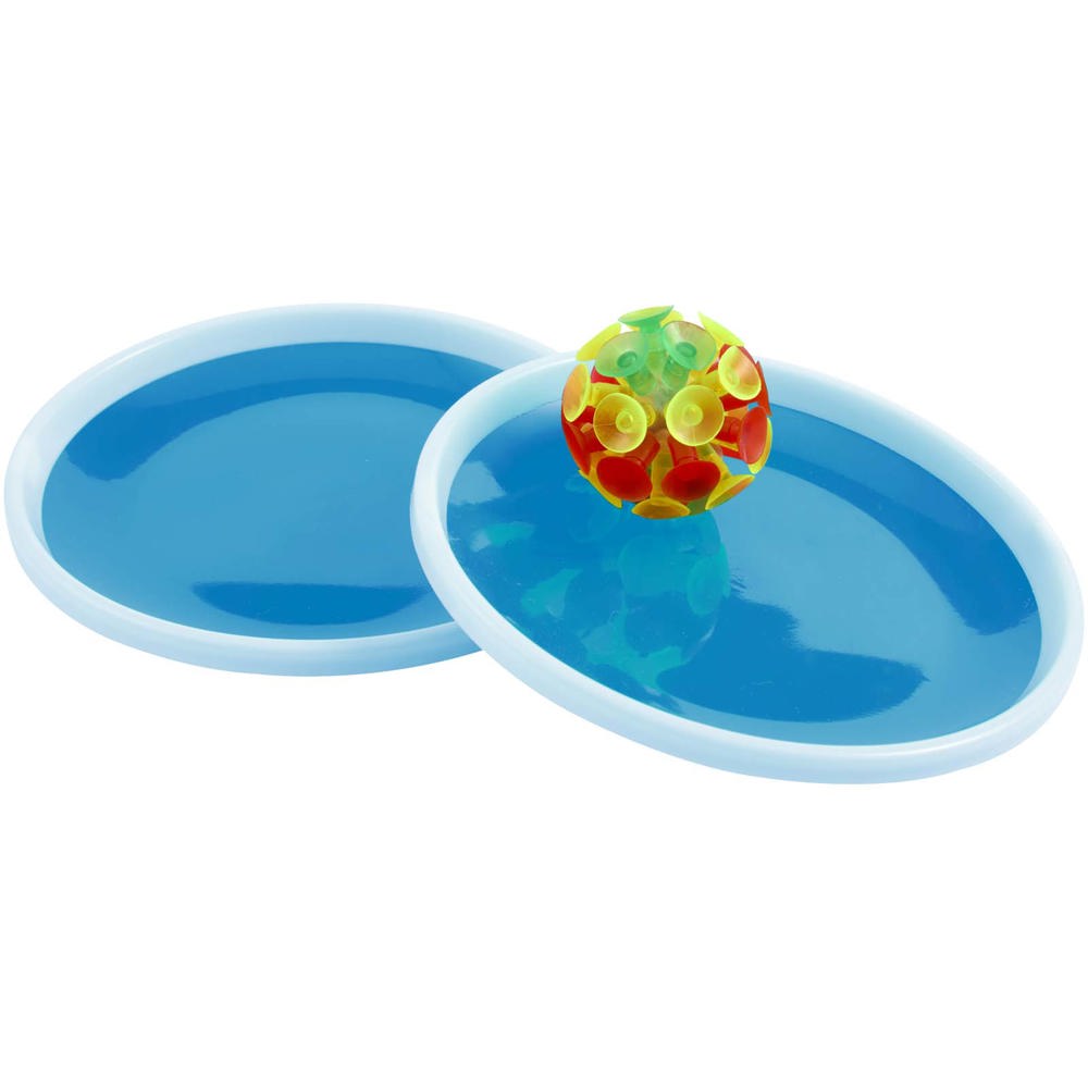 Flicka vang en balspel